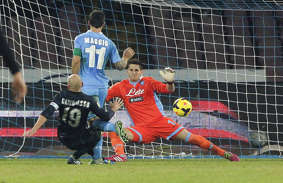 Al 35&#39; arriva il pari dell&#39;Inter: Cambiasso batte Rafael da due passi. Reuters